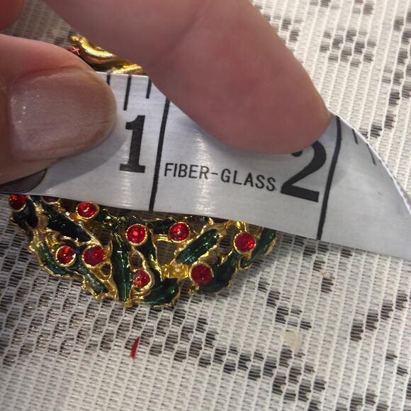 Vintage Brooch Costume Jewelry Christmas Enamel Wreath Pin Gold with Red Ruby - Picture 6 of 7